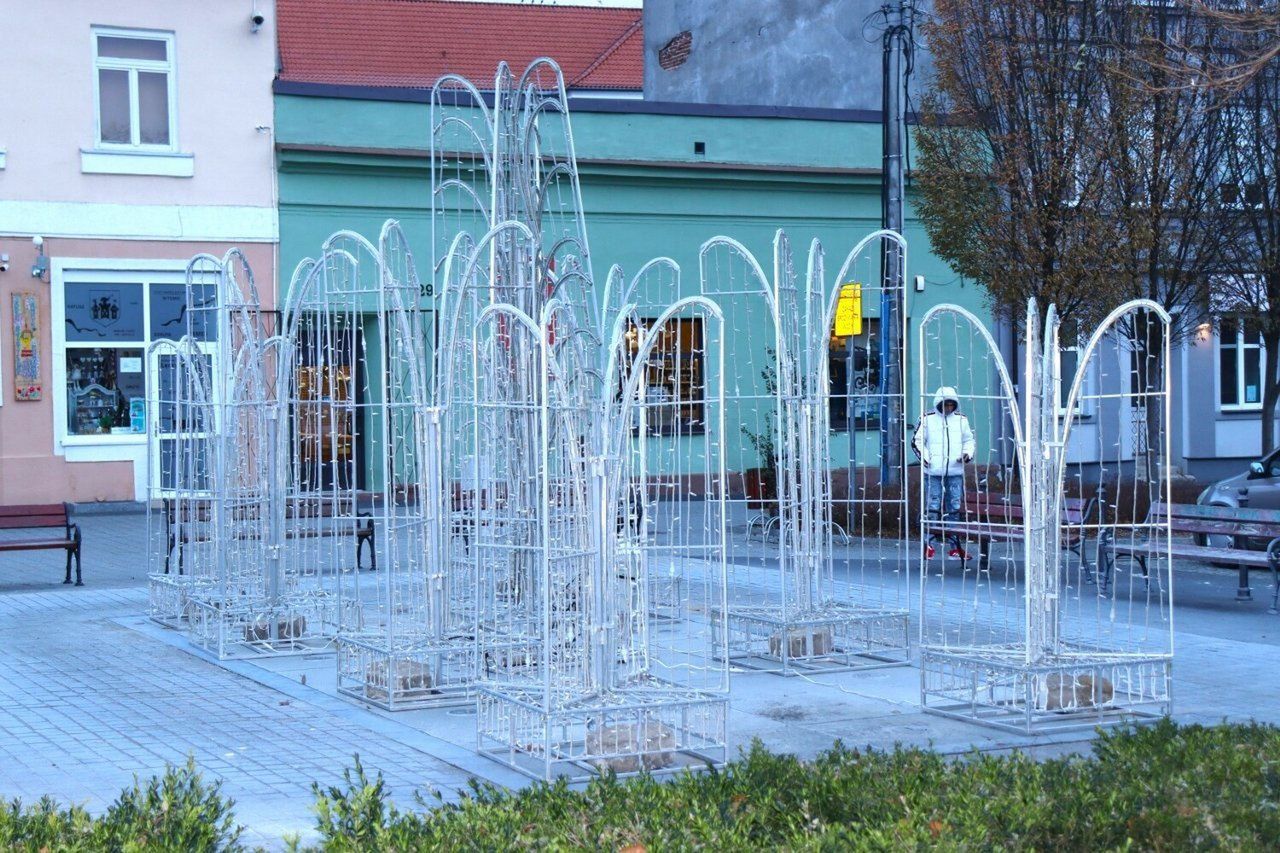 Świąteczne iluminacje pojawiły się na Placu Tadeusza Kościuszki w Łęczycy