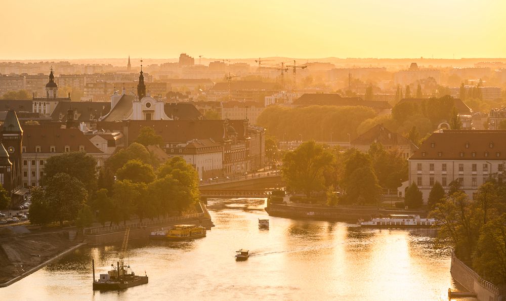 Artysta najlepiej czuje się w przestrzeni miejskiej, którą z chęcią eksploruje. Inspiruje go życie ludzi od spokojnych wsi po metropolie pokroju Londynu czy Nowego Jorku. Pozorny chaos wielkich przestrzeni pozwala mu odnaleźć spokój w geometrii architektury ciężkich szkieł, betonu i stali.