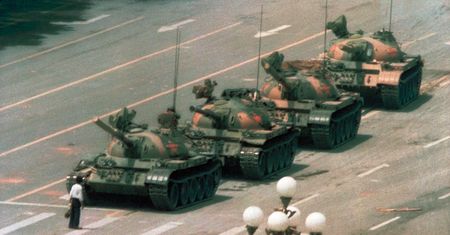 "Tank Man" - człowiek, który zatrzymał kolumnę czołgów dzień po masakrze na placu Tian’anmen