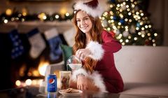 Pepsi w świątecznej reklamie promuje mieszanie napoju z mlekiem