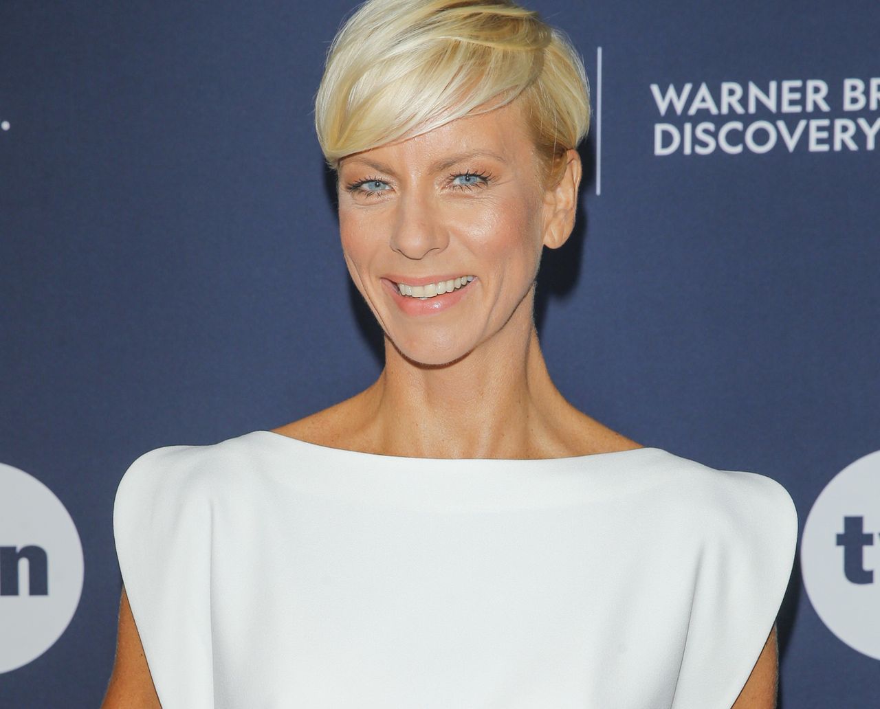 Anita Werner w białej sukience na zdjęciach z partnerem. Sypią się gratulacje