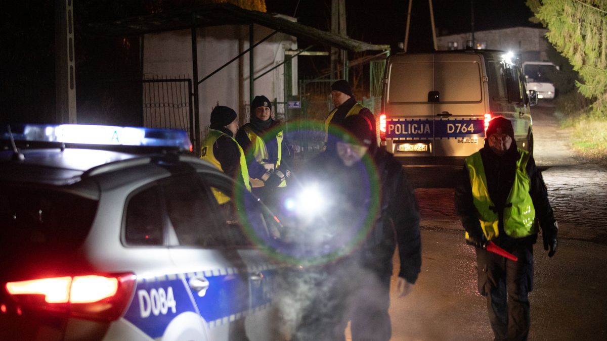 Wybuch rakiety w Przewodowie
15.11.2022 Przewodow . Blokada policyjna wjazdu do miejscowosci , na ktora spadly prawdopodobnie dwie rosyjskie rakiety manewrujace .
Fot. Jakub Orzechowski / Agencja Wyborcza.pl
Fot. Jakub Orzechowski / Agencja Wyborcza.pl
przewodow, rakieta, rakiety, wybuch, wojna, wojna w ukrainie, wojna na ukrainoe, polska, granica polski, agresja rosji, rosja, atak rakietowy, bomba, bomby, atak bombowy, policja, policjanci, sluzby mundurowe, /FR/