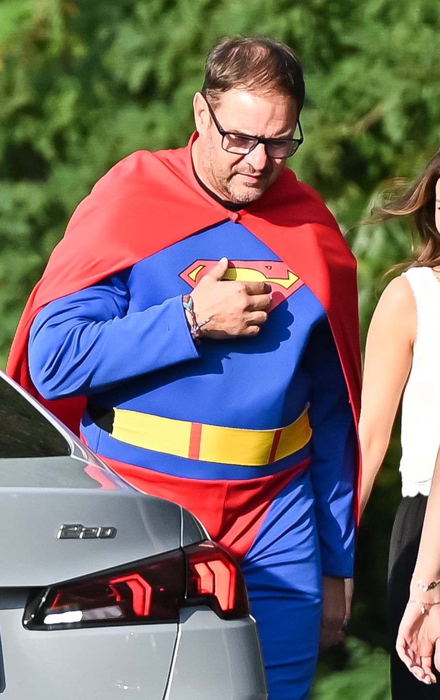 Tomasz Karolak paraduje w kostiumie Supermana