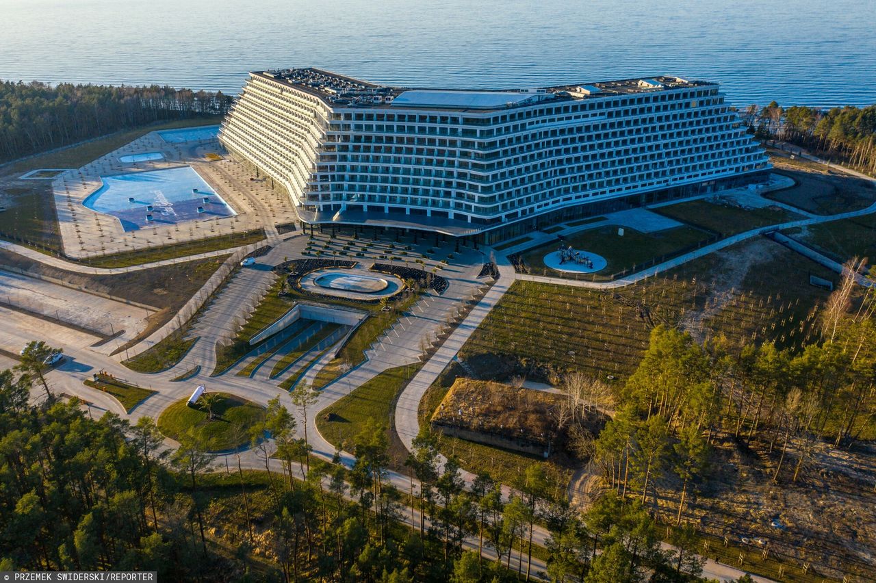 Niemcy patrzą na Pobierowo. Tak piszą o hotelu gigancie