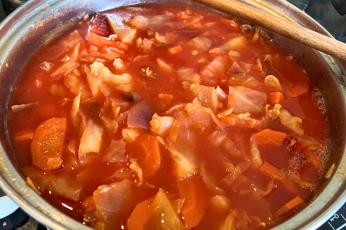 Sycąca zupa z resztek z lodówki. Smakuje jak barszcz ukraiński, ale jest bez fasoli