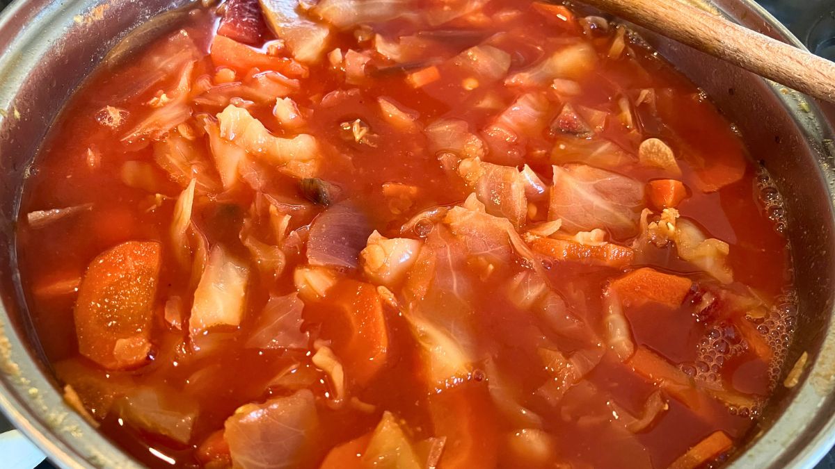 Zupa resztkowa z burakami, marchewką, kapustą i soczewicą