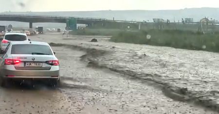 Błyskawiczna powódź w Czechach. Auta stanęły w wodzie na autostradzie