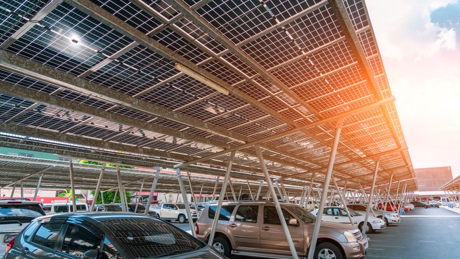 Panele słoneczne zainstalowane nad parkingiem, fot. Adobe Stock
