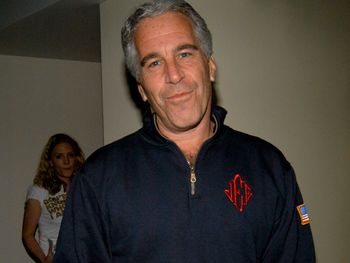 Wyciekły zdjęcia Epsteina. Kobiety miały na ciele napisy