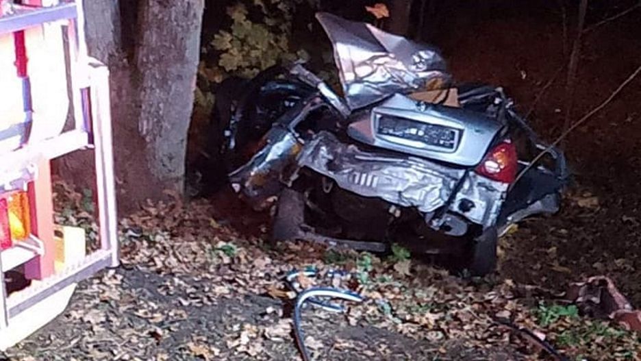 Tragedia na drodze. Samochód uderzył w drzewo