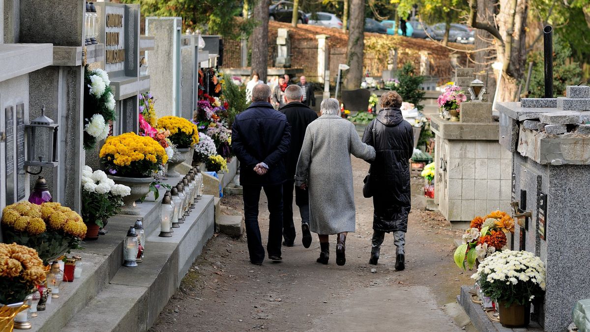 Drożyzna na cmentarzach parafialnych. Gminy apelują do rządu
