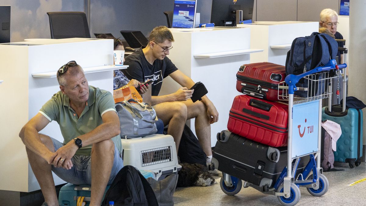 Eindhoven Airport experienced a significant disruption with all flights grounded and arrivals diverted, due to technical IT issues at the Ministry of Defence. The disruption, which began at 8:00 AM and lasted until 5:00 PM, left thousands of passengers stranded with little to no information. Many were transferred by bus to alternate airports in Germany, Belgium, and Amsterdam, while others received minimal support. The Red Cross was activated to assist, as passengers struggled in the crowded terminal, with some resorting to sitting on luggage or security bins due to a lack of seating. The disruption impacted more than 50 flights and thousands of travelers, and the situation was exacerbated by rising temperatures, with concerns over the heat adding to the chaos. The airport is expected to resume operations late in the afternoon, but many flights remained canceled or diverted, with airlines like Transavia, Ryanair, TUI, Wizzair unable to guarantee solutions for all passengers. The cause of the outage, affecting both the airport and various national services, remains under investigation. Schiphol Airport was also expected to face moderate delays in the morning, according to Eurocontrol. The Amsterdam-area airspace was facing capacity issues, leading authorities to restrict flight arrivals. Eindhoven, the Netherlands on August 28, 2024 (Photo by Nicolas Economou/NurPhoto via Getty Images)