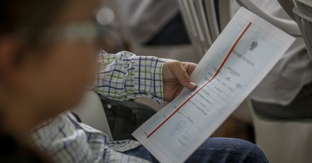 Płacą dzieciom za oceny. Polacy zdradzili kwoty