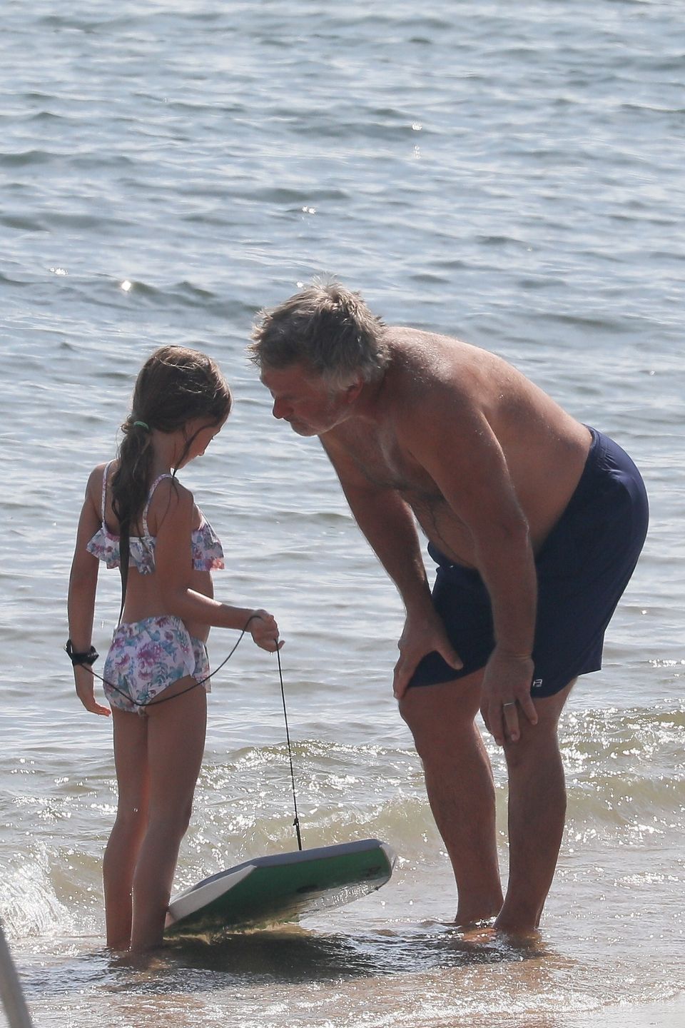 Alec Baldwin z rodziną na plaży