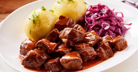 Wlej odrobinę do gulaszu. Mięso wyjdzie tak miękkie, że nie będziesz potrzebować noża