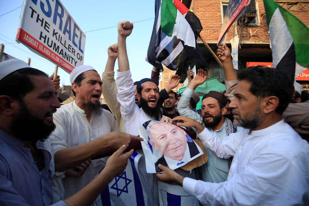 Demonstrations in Pakistan following the assassination of a Hamas leader. Demonstrators hold a photo of Israeli Prime Minister Benjamin Netanyahu.