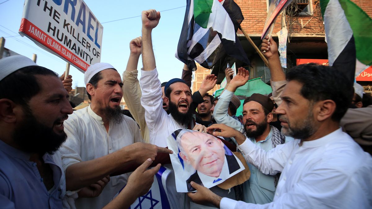 Pakistan observes day of mourning following Hamas leader Haniyeh's killing
epa11519514 Supporters of the Islamic political party Jamiat Ulema-e-Islam (JUI-F) hold an effigy depicting Israeli Prime Minister Benjamin Netanyahu as they attend a protest in solidarity with the Palestinian people, during a day of national mourning over the killing of Hamas political leader Ismail Haniyeh, in Peshawar, Pakistan, 02 August 2024. Pakistan on 02 August observes a day of national mourning over the killing of Hamas political leader Ismail Haniyeh. Haniyeh and one of his bodyguards were targeted and killed in Tehran, Iran, on 31 July 2024, the Iranian Revolutionary Guard Corps (IRGC) confirmed. Hamas leader Haniyeh's funeral ceremony will be held in Qatar's capital Doha on 02 August 2024.  EPA/ARSHAD ARBAB 59324 
Dostawca: PAP/EPA.
ARSHAD ARBAB