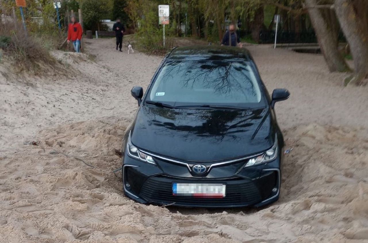Wjechał samochodem na plażę. Ten mandat popamięta na długo