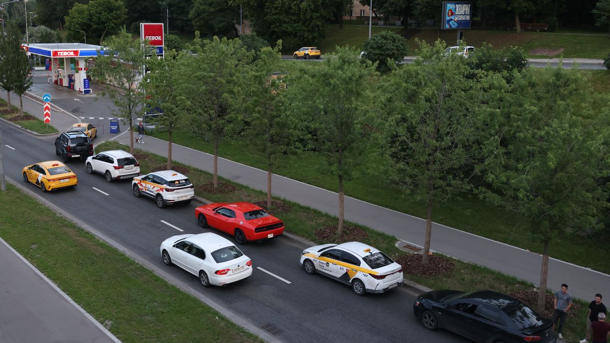 MOSCOW, RUSSIA - JUNE 26 : Cars queue at a gas station operated by the Russian company Teboil, on June 26, 2026, in Moscow, Russia. Russia has been experiencing a fuel crisis since mid-June, caused by increased Ukrainian drone attacks on oil refineries. (Photo by Contributor/Getty Images)