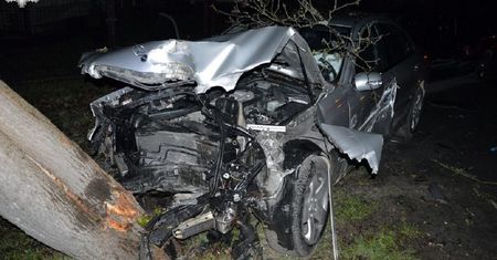 Pijany 26-latek wbił się Mercedesem w drzewo. Zakleszczonego mężczyznę wyciągnęli strażacy