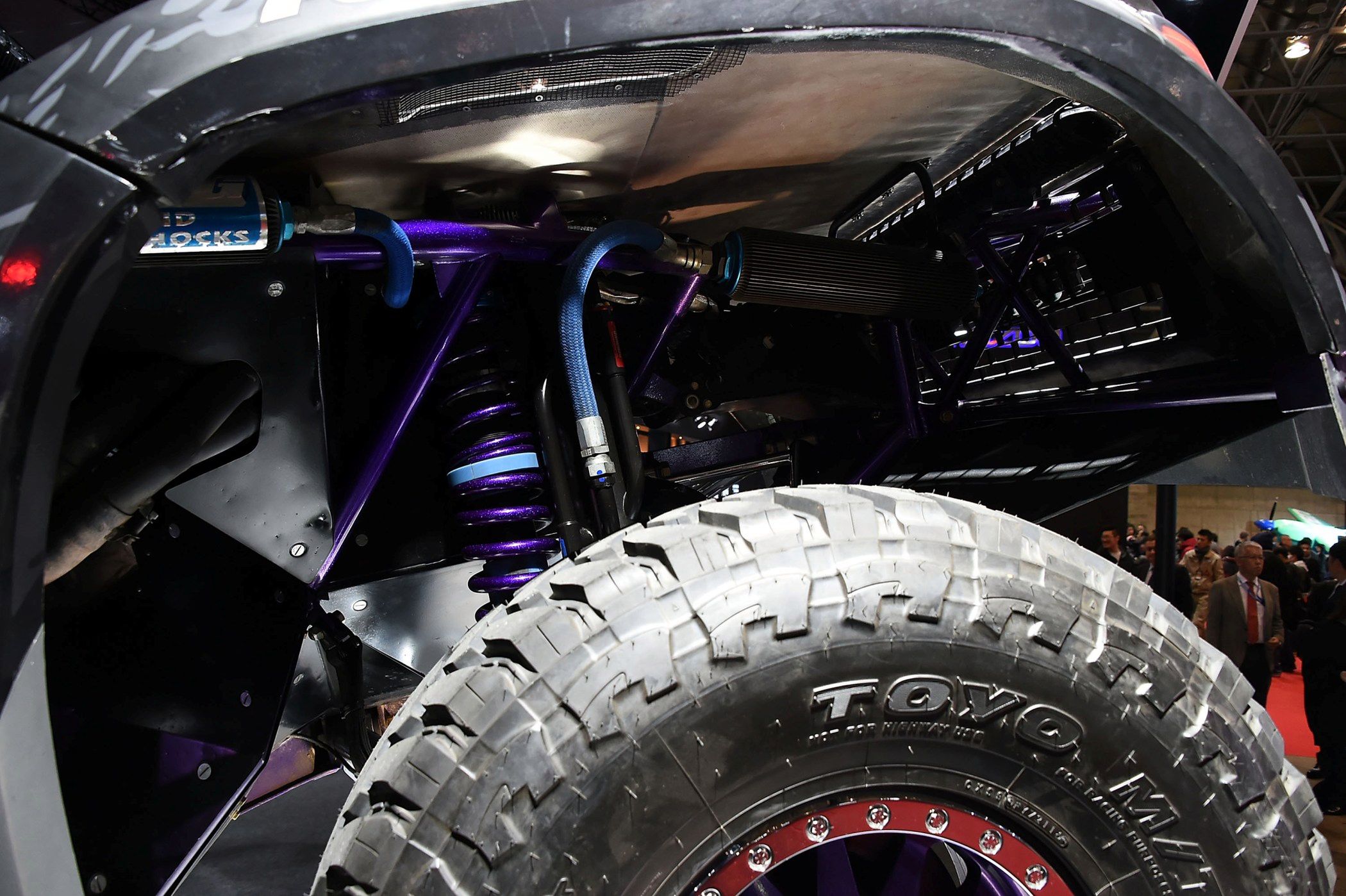 Najbardziej imponującym elementem w prerunnerach i trophy trucks są amortyzatory. Widoczne na zdjęciu przewody doprowadzają do nich schłodzony olej.