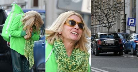Zielona niczym Pani Wiosna Edyta Olszówka bije pokłony przed Janem Fryczem, blokując samochodem wyjazd z parkingu (ZDJĘCIA)