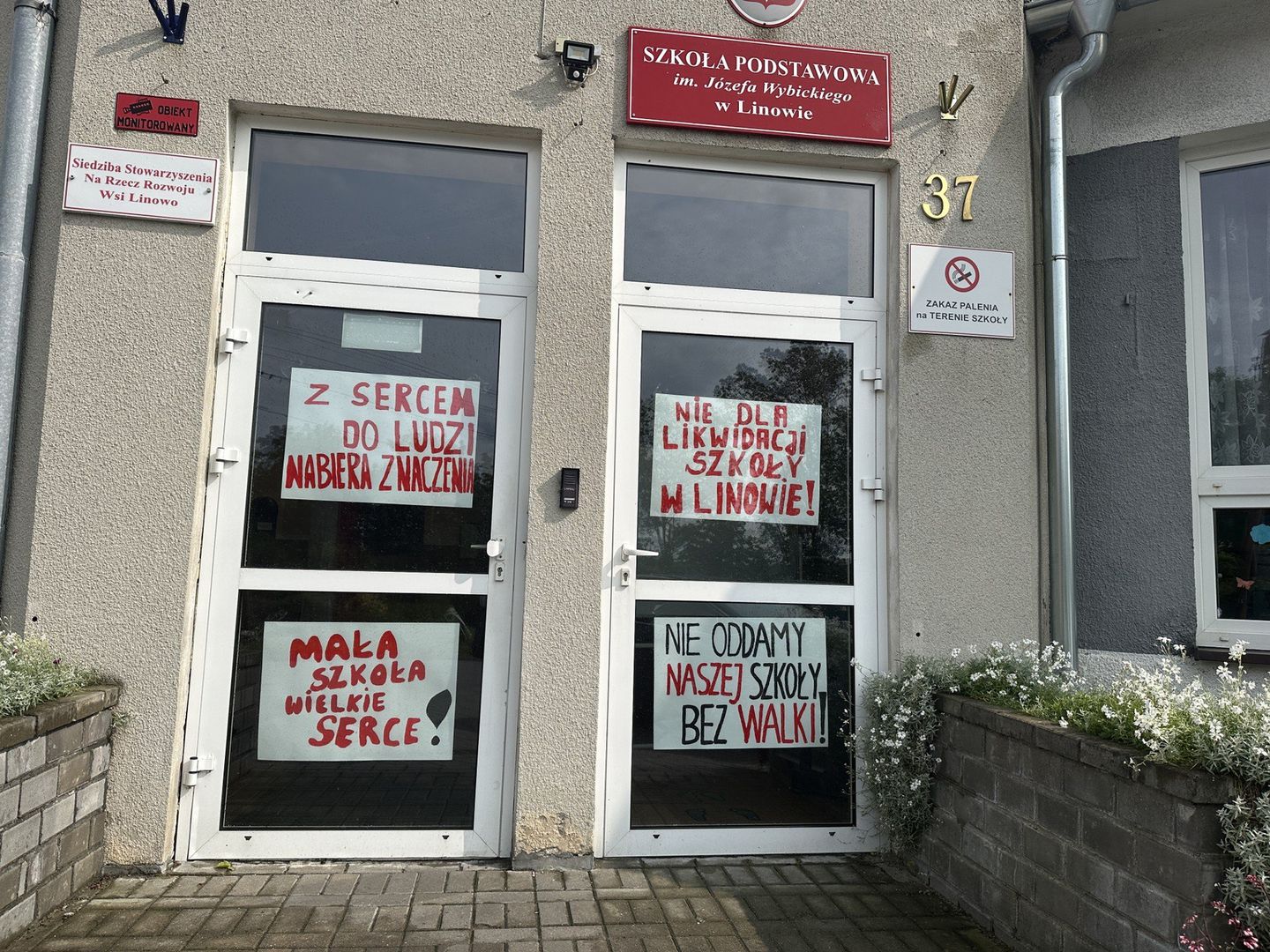 Władze gminy Świecie nad Osą pod Grudziądzem planują zamknąć dwie szkoły. Rodzice protestują