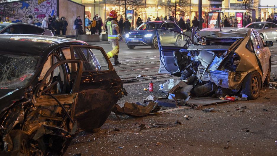 miejsce zdarzenia drogowego
Radek Pietruszka
domy Centrum, karambol, kolizja, Marsza�kowska, osobowe, osobowy, samochody, samoch�d, Wars Sawa Junior, zderzenie