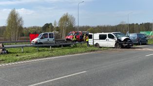 Poznań: Zderzenie busa na A2. Cztery osoby uwięzione