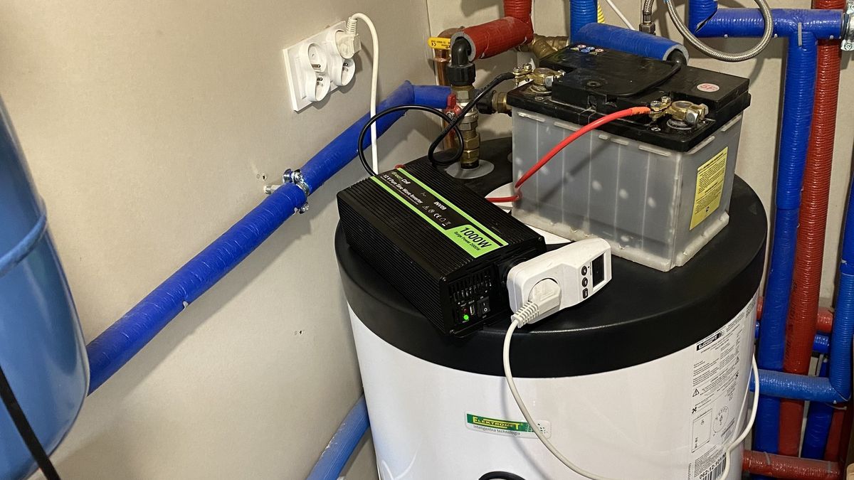 Przetwornica podłączona do typowego akumulatora samochodowego zasila piec gazowy centralnego ogrzewania
