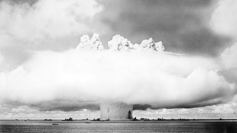 W latach 60. bronią jądrową oprócz Stanów Zjednoczonych dysponowały już także Związek Radziecki, Wielka Brytania oraz Francja (na zdj. próba atomowa w atolu Bikini)