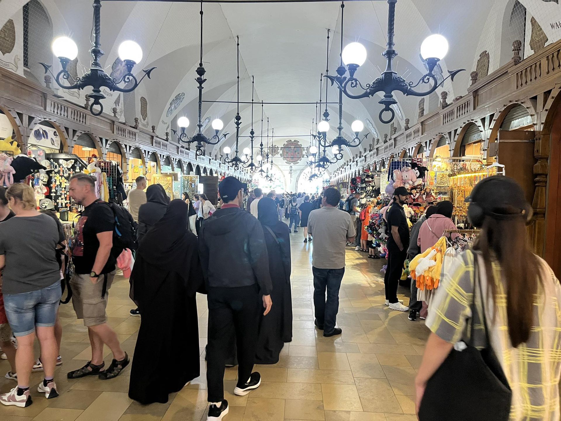 Arabscy turyści na zakupach w Sukiennicach