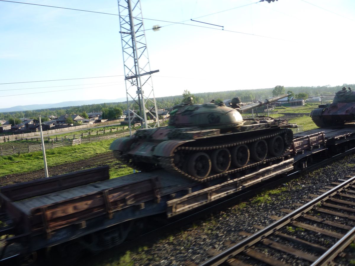 W mediach społecznościowych pojawiło się mnóstwo zdjęć z kolumnami czołgów T-62 na kolejowych platformach 