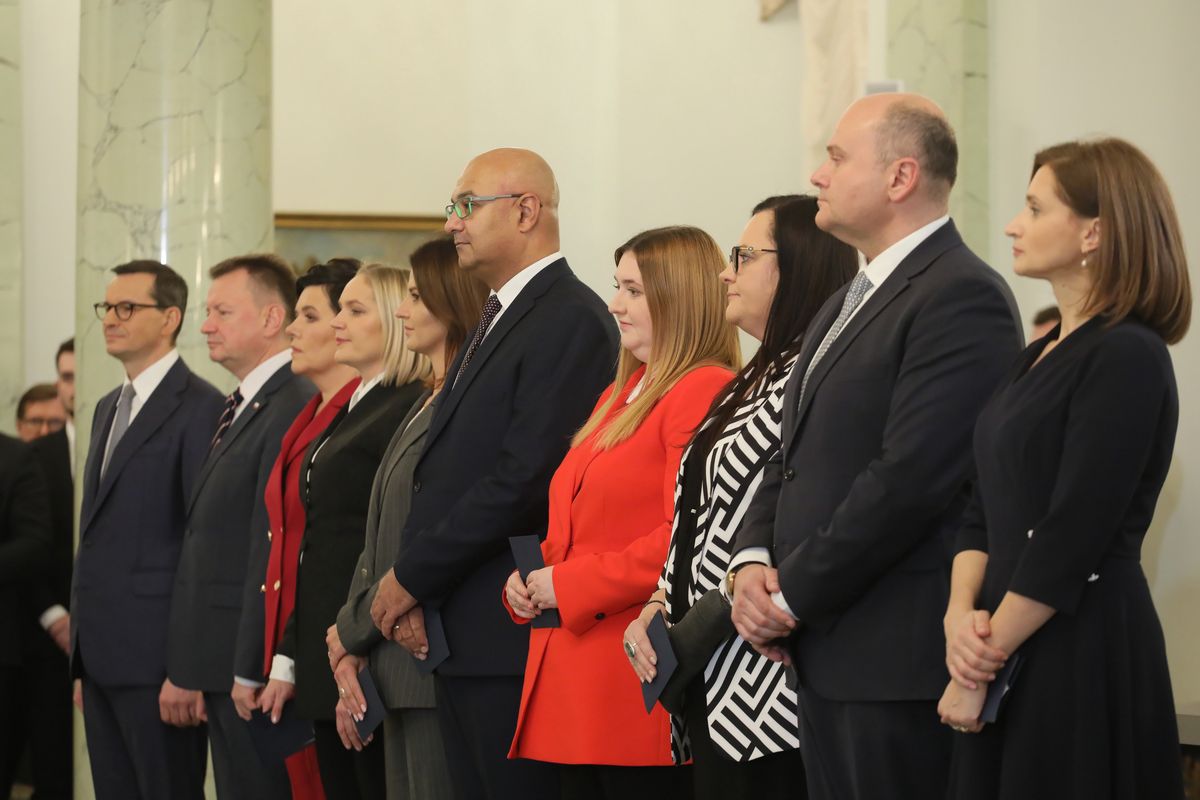 Część ministrów dwutygodniowego rządu Morawieckiego