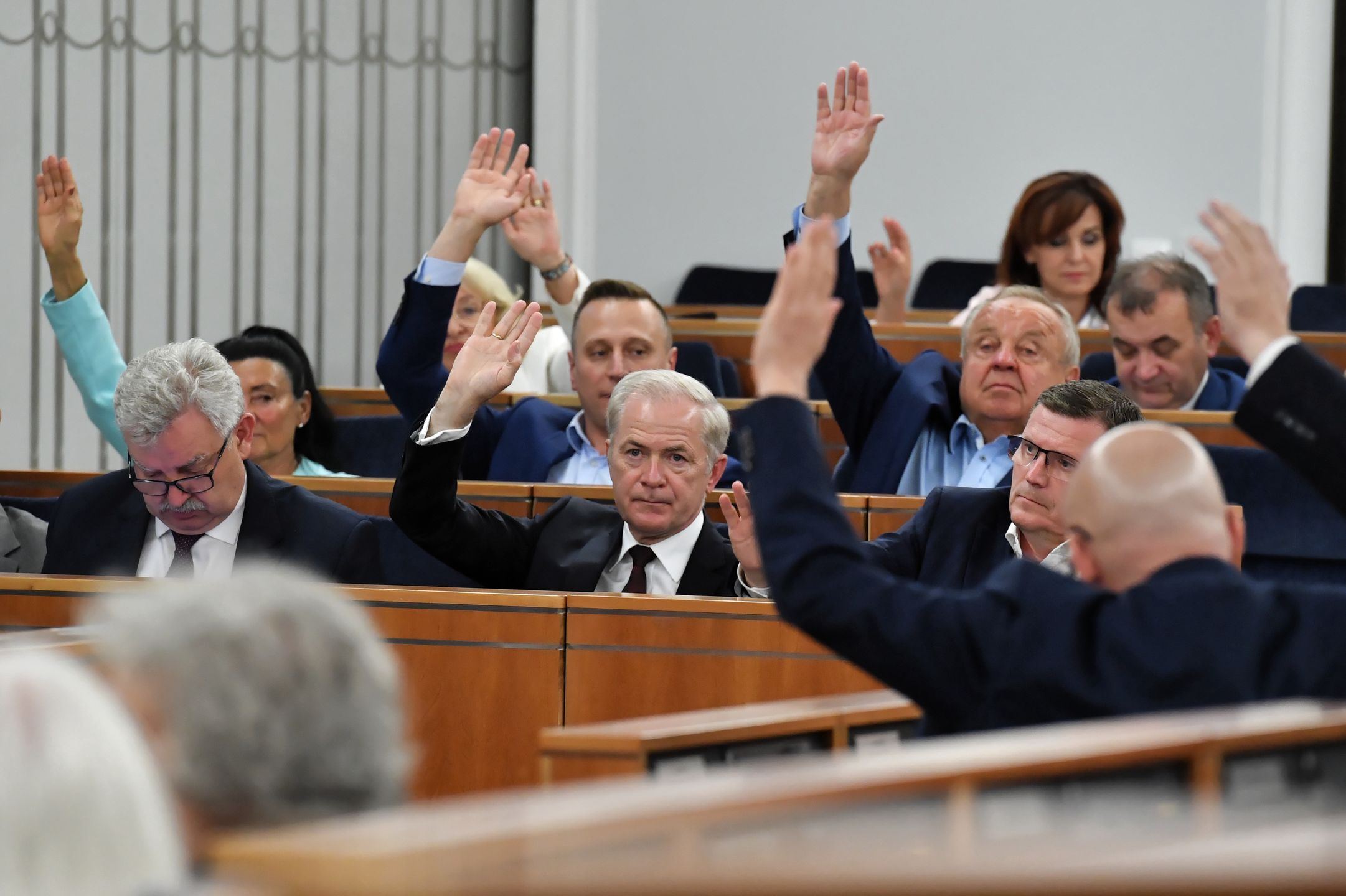 Kazimierz Kleina, S�awomir Rybicki, Marcin BosackiWarszawa, 01.06.2022. Senatorowie KO Kazimierz Kleina (L), S�awomir Rybicki (C) i Marcin Bosacki (P-d�) na sali obrad Senatu w Warszawie, 1 bm. Na dodatkowym posiedzeniu Senatu politycy zajm� si� nowelizacj� ustawy o S�dzie Najwy�szym, kt�ra m.in. likwiduje Izb� Dyscyplinarn� SN. (jm) PAP/Piotr NowakPiotr Nowakpolityk, polityka, posiedzenie, senat, senatu, sala obrad, zebranie