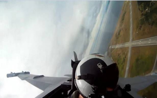 Kamera GoPro i F/A-18 Hornet. Świat z perspektywy kabiny samolotu