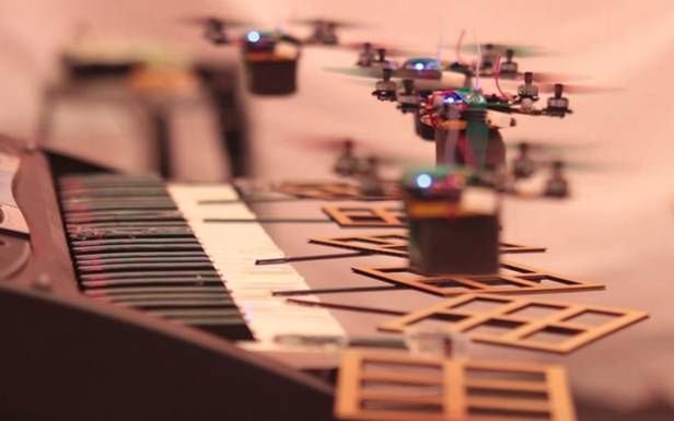Muzykalne drony. Quadrocoptery grają motyw przewodni z Jamesa Bonda