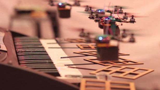 Muzykalne drony. Quadrocoptery grają motyw przewodni z Jamesa Bonda 1