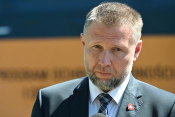Gigantyczna pensja żony Kierwińskiego. Zabiera głos