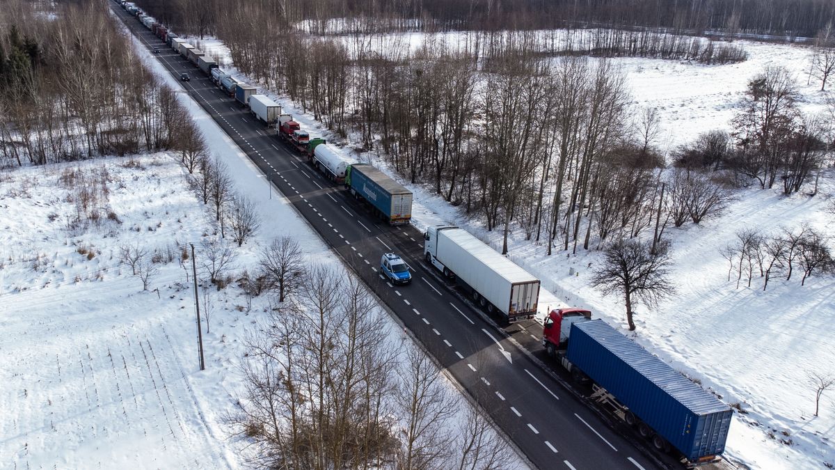 kolejka ci�ar�wek
Wojtek Jargi�o
ci�ar�wek, ci�ar�wki, dron, granica, granicy, kolejka, polsko ukrai�ska, polsko ukrai�skie, polsko ukrai�skiego, polsko-ukrai�ska, polsko-ukrai�skie, protest, samochody, tir, tiry, widok, z drona, z g�ry, z Ukrain�