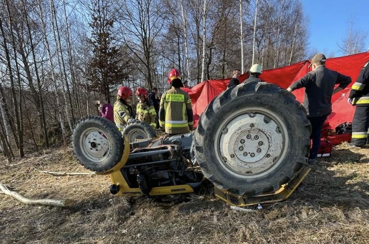 Tragedia na polu. Mężczyzna przygnieciony ciągnikiem