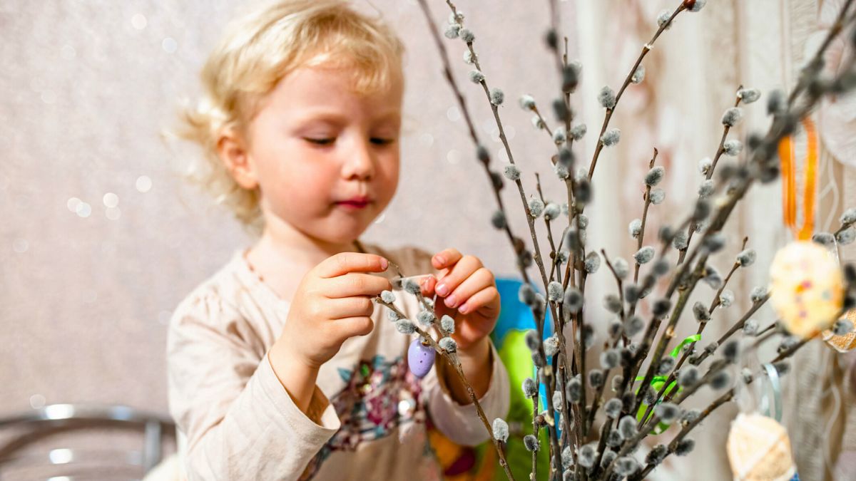 Dziecko wiesza ozdoby na baziach
