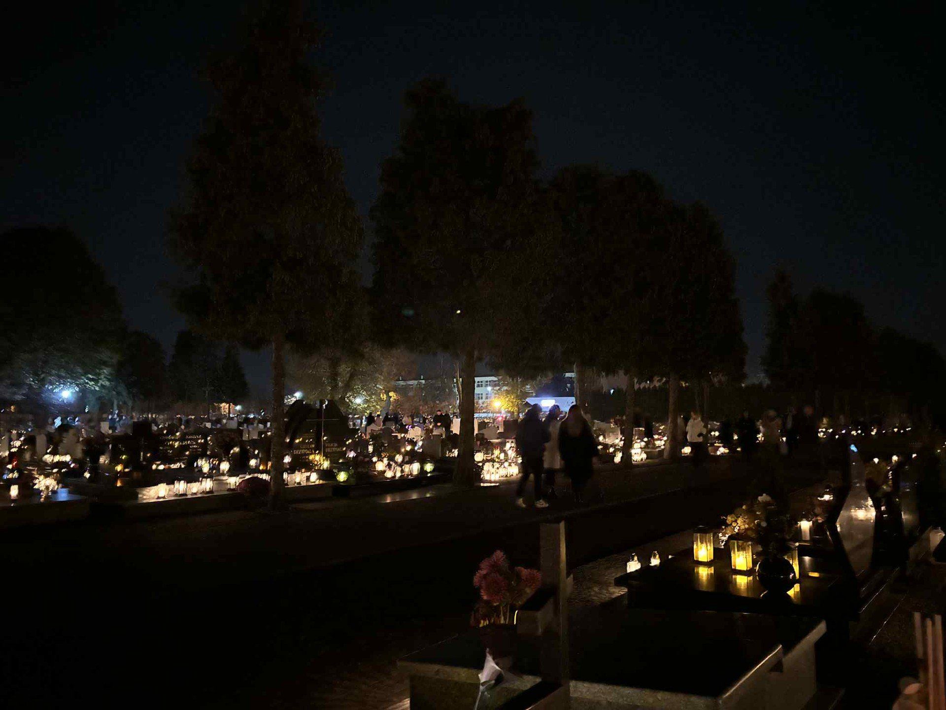 Grodziski cmentarz po zachodzie słońca