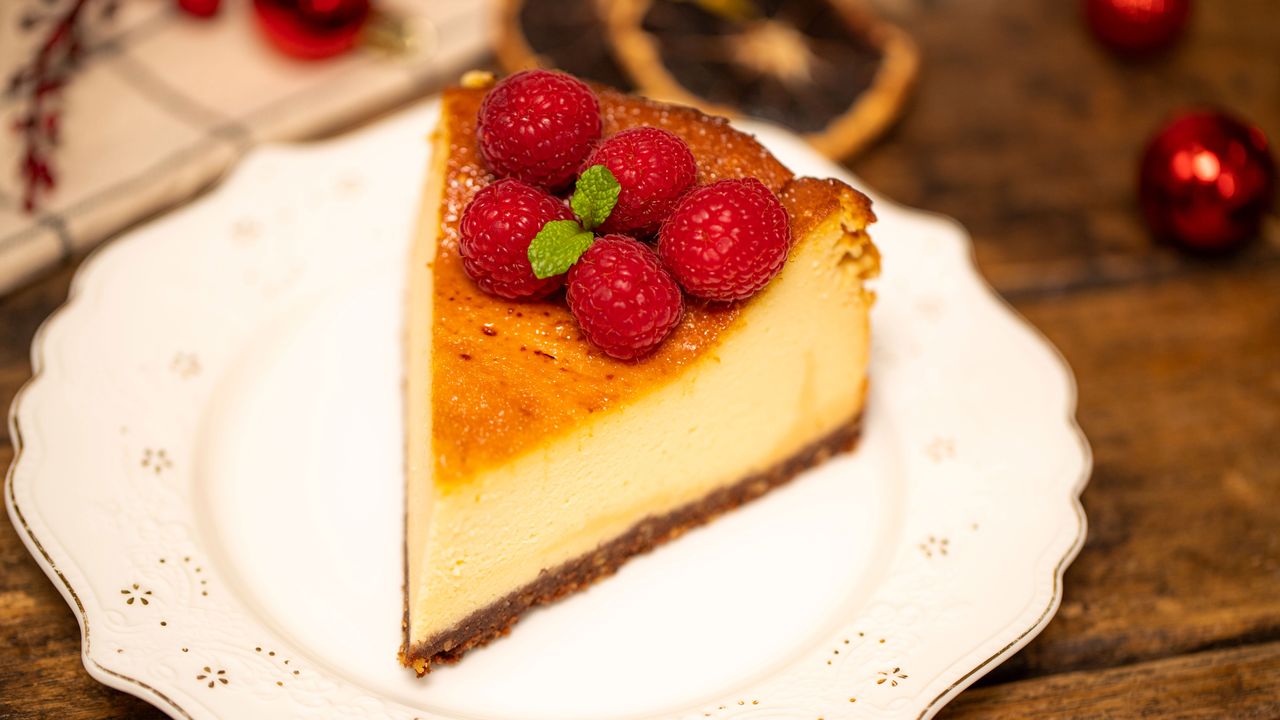 Najlepszy przepis na kremowy i puszysty sernik. W święta zrobi prawdziwą furorę