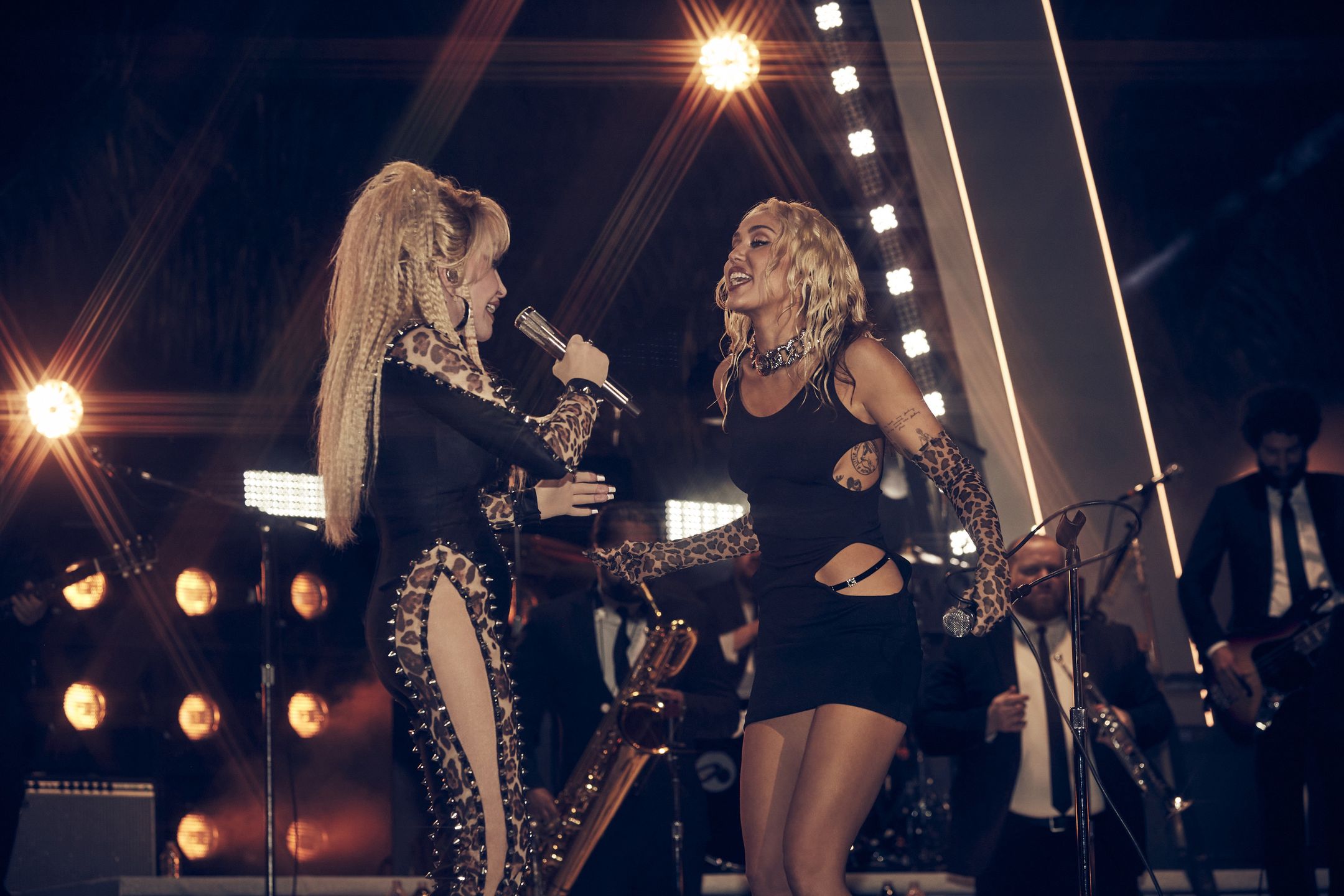 Dolly Parton i Miley Cyrus zachwycają na imprezie sylwestrowej