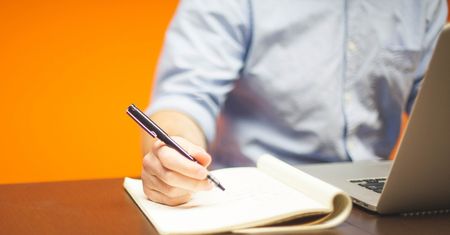 Agencja z Wielkiej Brytanii przestaje używać określeń „biała lista” i „czarna lista”, bo podtrzymują stereotypy rasowe