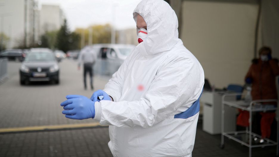 Warszawa. Mobilny punkt pobrań stanął przed budynkiem urzędu dzielnicy Ursynów.
