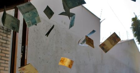 Deszcz pieniędzy na osiedlu. Ludzie nie wierzyli własnym oczom