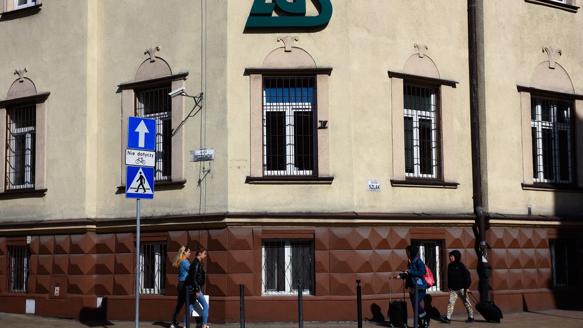 People walk past a Social Insurance Institution office (ZUS
KRAKOW, POLAND - 2019/09/18: People walk past a Social Insurance Institution office (ZUS) at the city centre in Krakow.
The ruling government party, Law and Justice party has announced several new social welfare packages ahead of the Parliamentary elections such has "500+" child program to cover all children, a bonus payment  for retirees  exempting workers under 26 from income tax among others. (Photo by Omar Marques/SOPA Images/LightRocket via Getty Images)
SOPA Images
politic, walk, social insurance institution office, zus, city centre