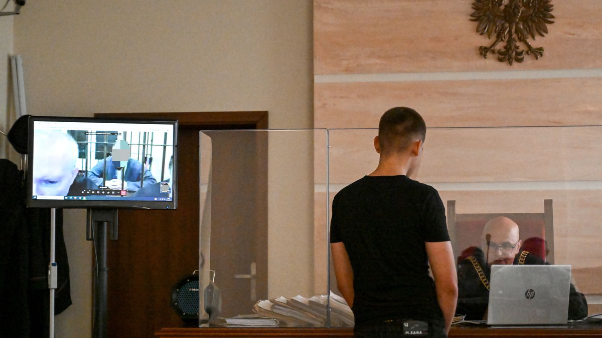 Ostrowiec Świętokrzyski, 24.06.2024. Sędzia Dariusz Barczak (P), świadek i zarazem pokrzywdzony 16 letni Ernest który jako jedyny przeżył wypadek (2P) i oskarżony Piotr M. (na ekranie P) na sali w Sądu Rejonowego w Ostrowcu Świętokrzyskim, 24 bm. Rozpoczął się proces ws. wypadku w w miejscowości Boksycka. Piotr M. jest oskarżony o spowodowanie w stanie nietrzeźwości i pod wpływem narkotyków wypadku, w którym zginęło pięć osób. Do tragedii doszło pod koniec maja 2023 r. w miejscowości Boksycka. (ad) PAP/Piotr Polak *** UWAGA!!! ZAKAZ PUBLIKACJI WIZERUNKU I DANYCH OSOBOWYCH OSKARŻONEGO! ***